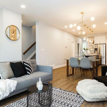 Contemporary Farmhouse Home - King Bed - Double Garage Parking - Free Wifi & Netflix - Long Stays Welcome Edmonton Dış mekan fotoğraf