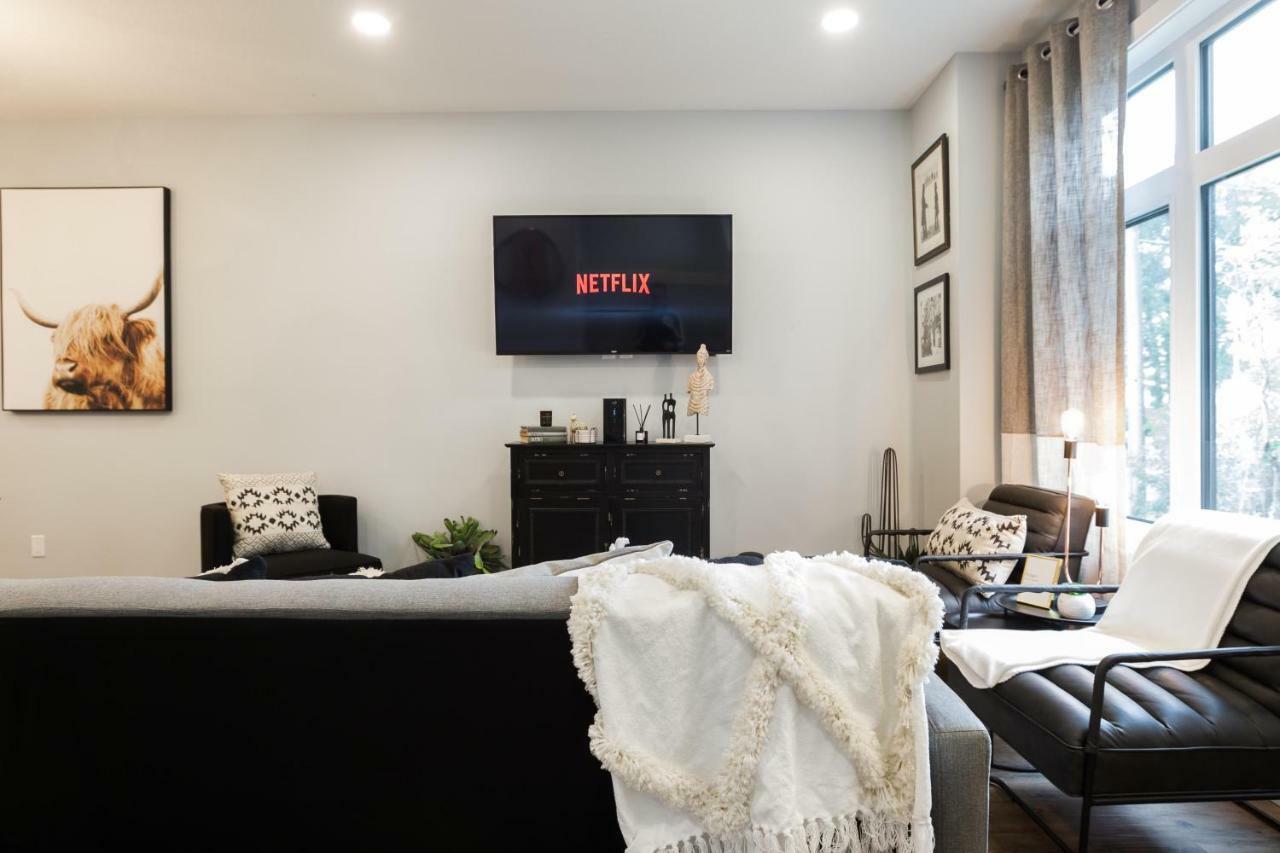 Contemporary Farmhouse Home - King Bed - Double Garage Parking - Free Wifi & Netflix - Long Stays Welcome Edmonton Dış mekan fotoğraf