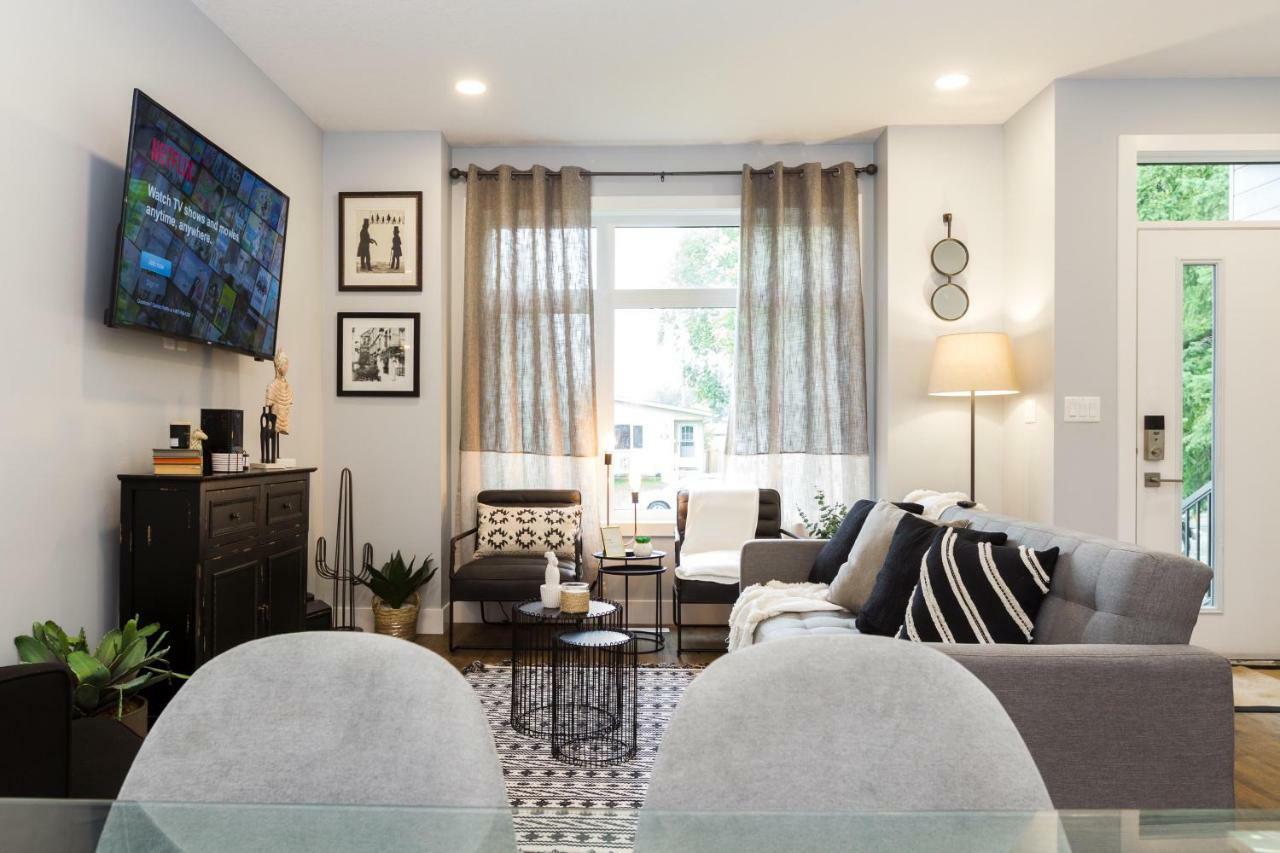 Contemporary Farmhouse Home - King Bed - Double Garage Parking - Free Wifi & Netflix - Long Stays Welcome Edmonton Dış mekan fotoğraf