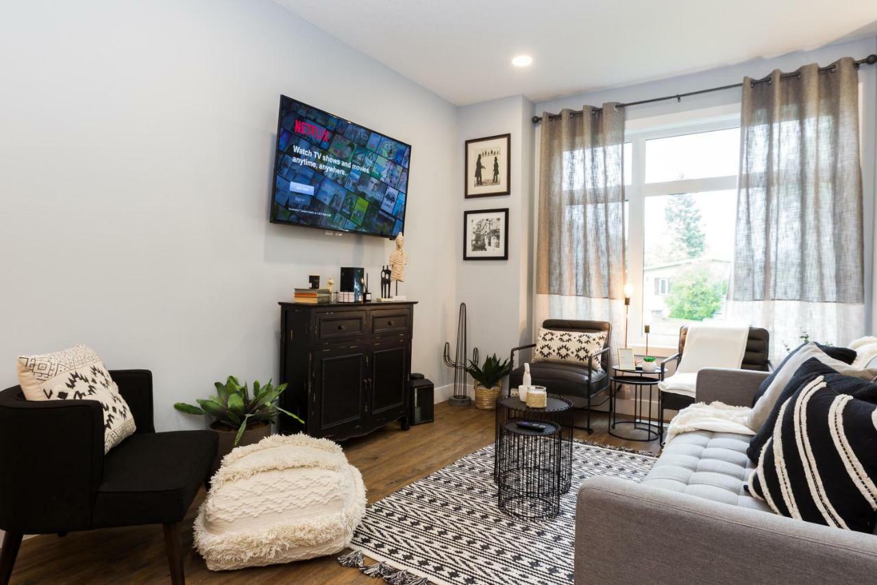 Contemporary Farmhouse Home - King Bed - Double Garage Parking - Free Wifi & Netflix - Long Stays Welcome Edmonton Dış mekan fotoğraf