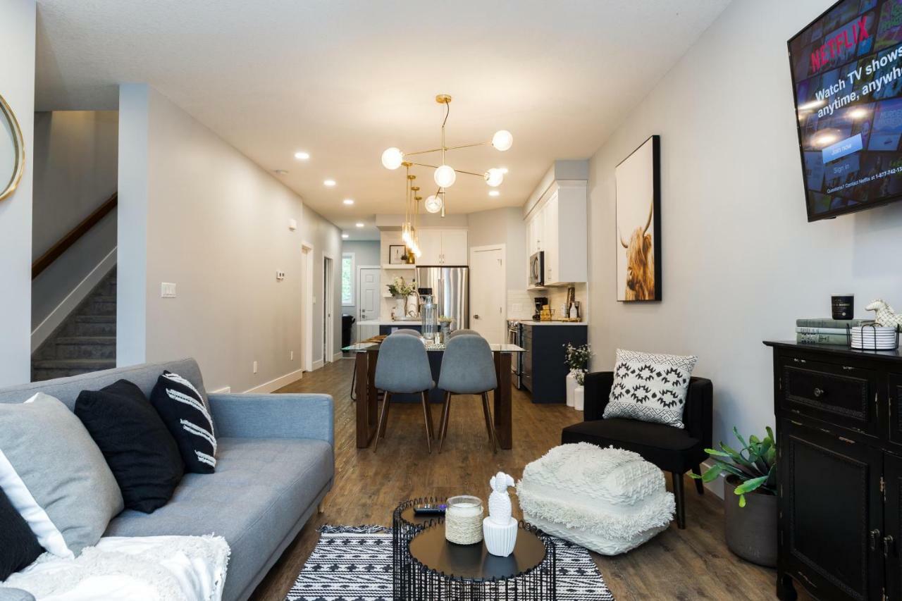 Contemporary Farmhouse Home - King Bed - Double Garage Parking - Free Wifi & Netflix - Long Stays Welcome Edmonton Dış mekan fotoğraf