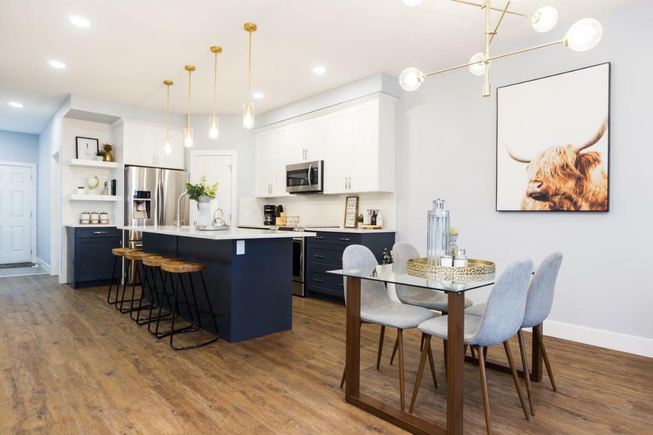 Contemporary Farmhouse Home - King Bed - Double Garage Parking - Free Wifi & Netflix - Long Stays Welcome Edmonton Dış mekan fotoğraf