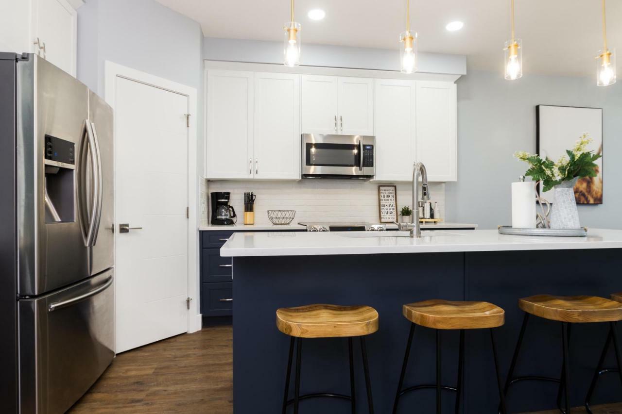 Contemporary Farmhouse Home - King Bed - Double Garage Parking - Free Wifi & Netflix - Long Stays Welcome Edmonton Dış mekan fotoğraf