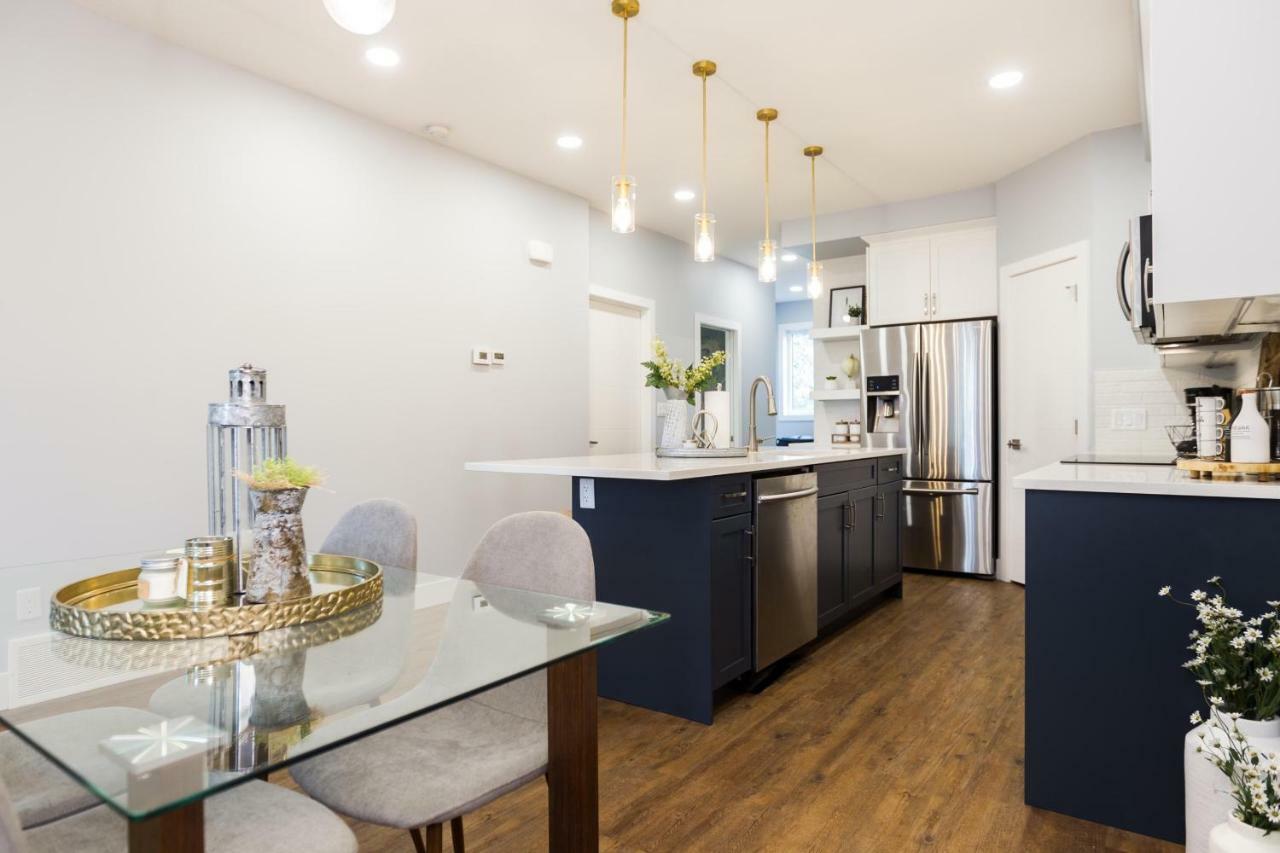 Contemporary Farmhouse Home - King Bed - Double Garage Parking - Free Wifi & Netflix - Long Stays Welcome Edmonton Dış mekan fotoğraf