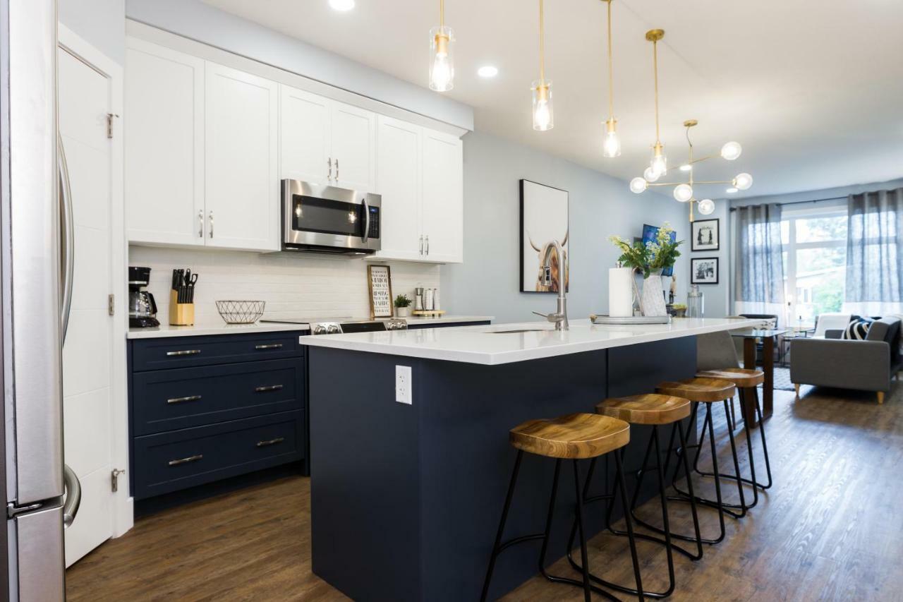 Contemporary Farmhouse Home - King Bed - Double Garage Parking - Free Wifi & Netflix - Long Stays Welcome Edmonton Dış mekan fotoğraf