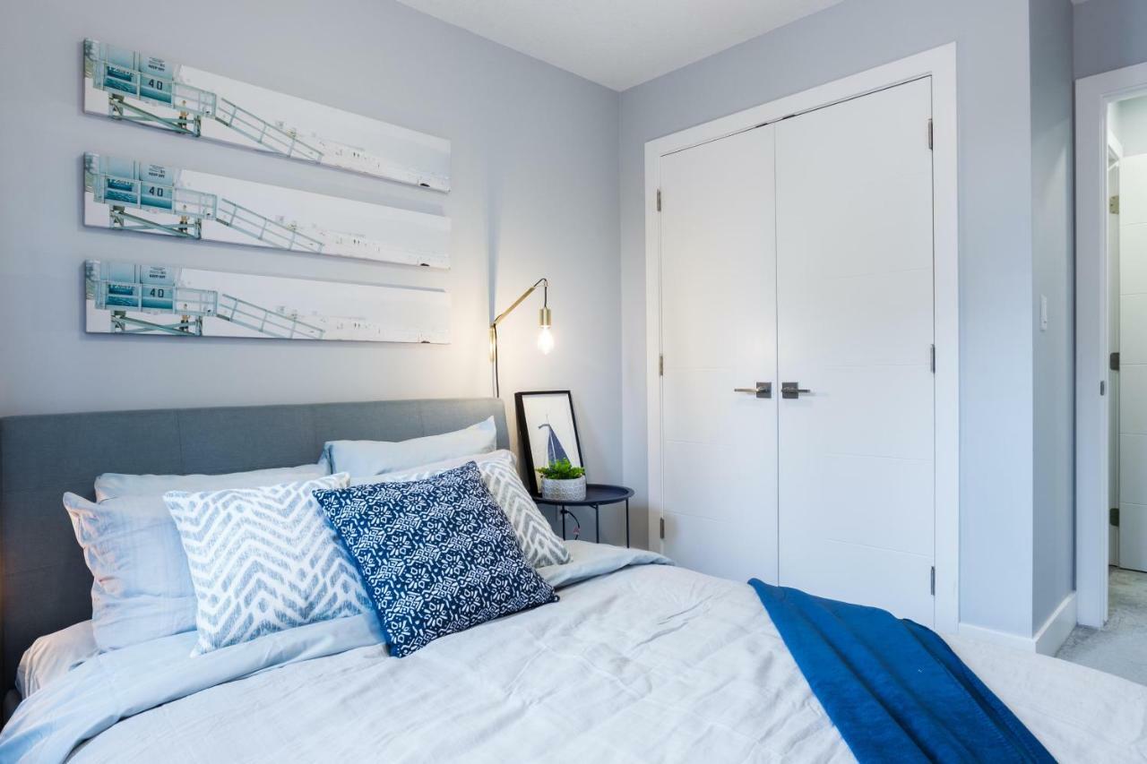 Contemporary Farmhouse Home - King Bed - Double Garage Parking - Free Wifi & Netflix - Long Stays Welcome Edmonton Dış mekan fotoğraf