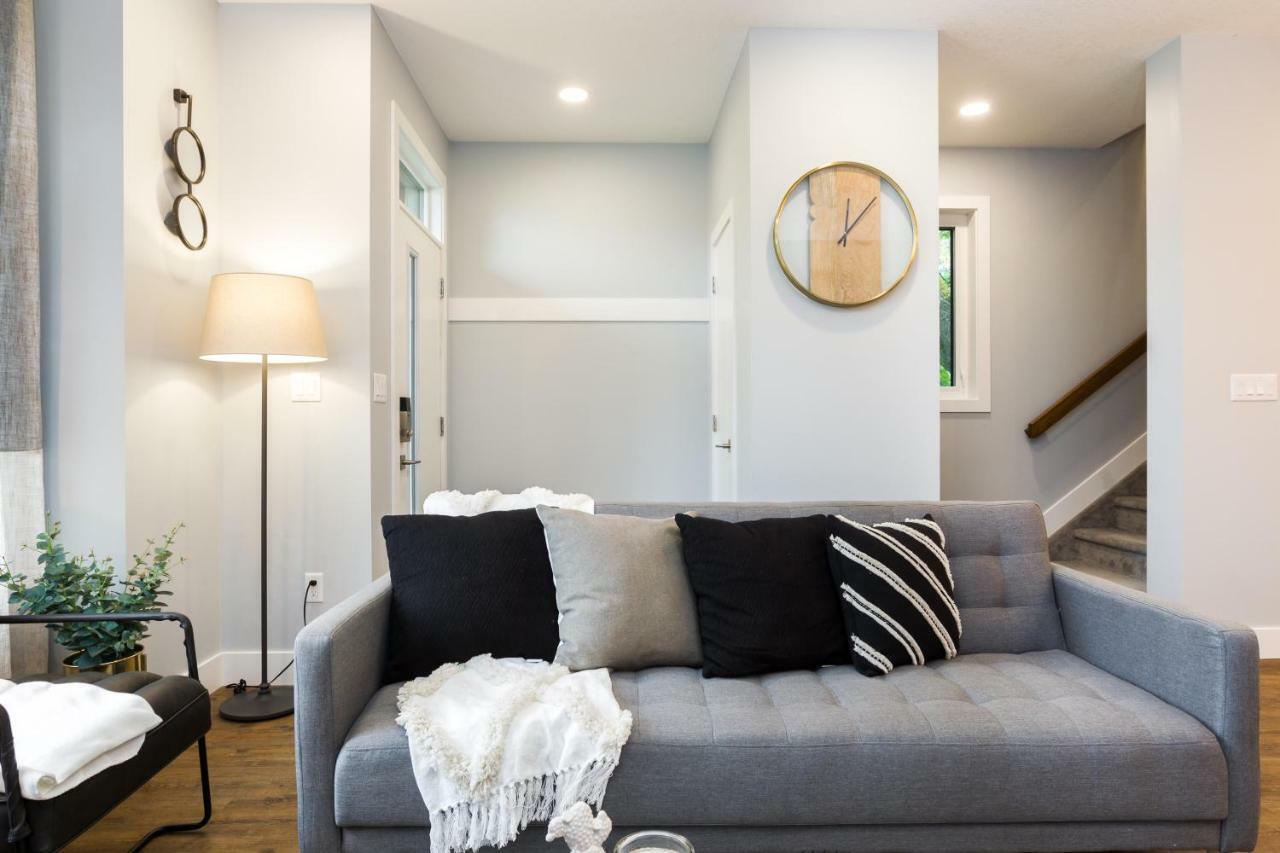 Contemporary Farmhouse Home - King Bed - Double Garage Parking - Free Wifi & Netflix - Long Stays Welcome Edmonton Dış mekan fotoğraf