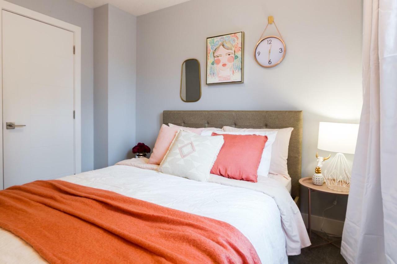 Contemporary Farmhouse Home - King Bed - Double Garage Parking - Free Wifi & Netflix - Long Stays Welcome Edmonton Dış mekan fotoğraf