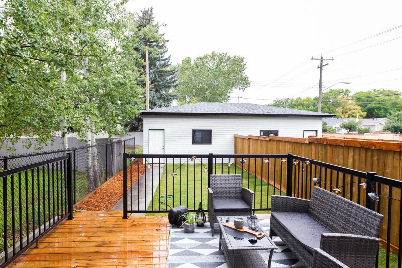 Contemporary Farmhouse Home - King Bed - Double Garage Parking - Free Wifi & Netflix - Long Stays Welcome Edmonton Dış mekan fotoğraf
