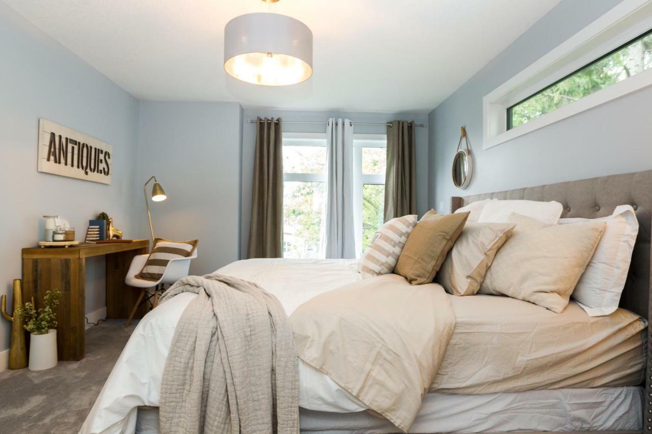 Contemporary Farmhouse Home - King Bed - Double Garage Parking - Free Wifi & Netflix - Long Stays Welcome Edmonton Dış mekan fotoğraf