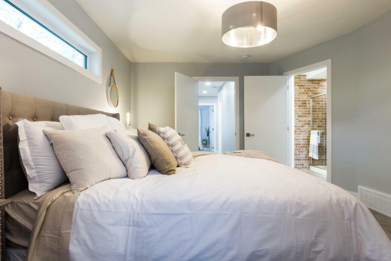Contemporary Farmhouse Home - King Bed - Double Garage Parking - Free Wifi & Netflix - Long Stays Welcome Edmonton Dış mekan fotoğraf
