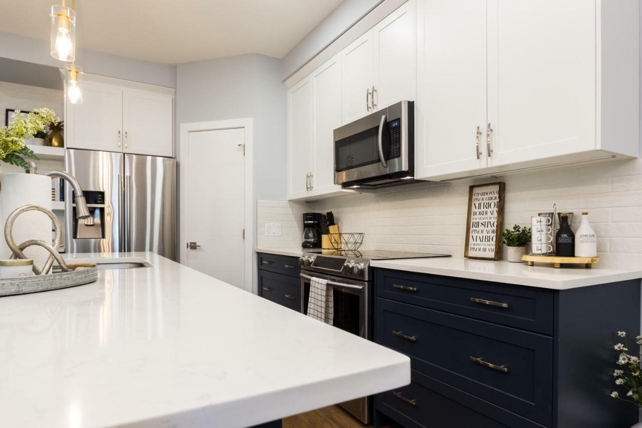 Contemporary Farmhouse Home - King Bed - Double Garage Parking - Free Wifi & Netflix - Long Stays Welcome Edmonton Dış mekan fotoğraf